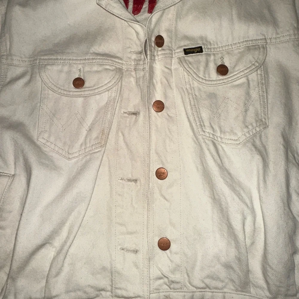 Wrangler Cream Denim Jacket with Red Accents - Picture 3 of 5